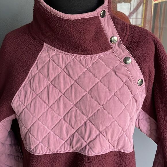 Abercrombie & Fitch shades of burgundy quilted & fleece diagonal snap top. Small - Picture 2 of 5
